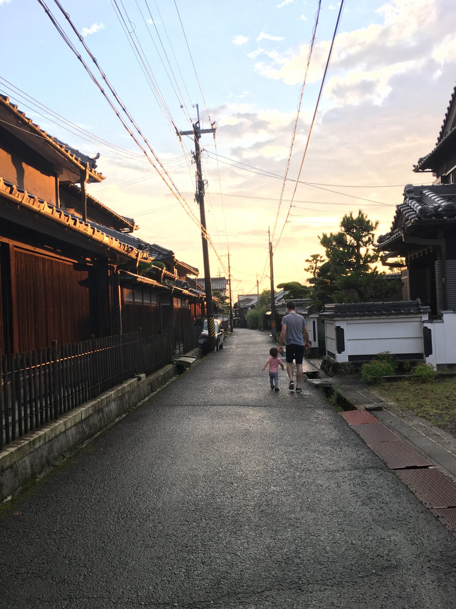 A present-day street following an old route through Hashimoto.