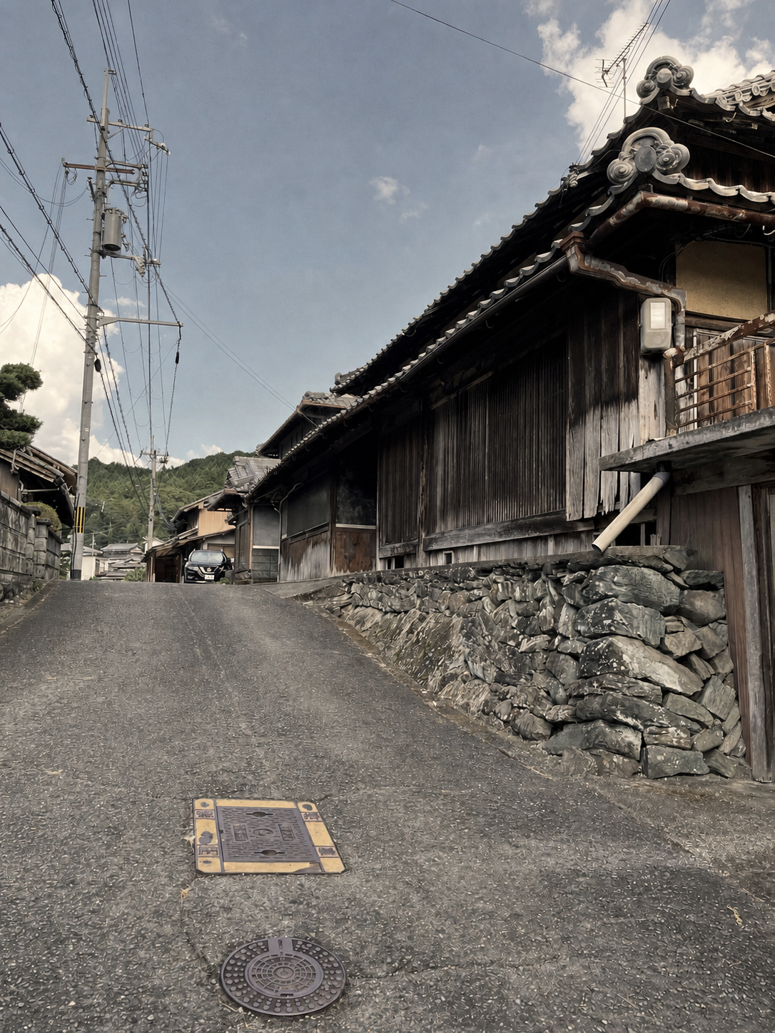 A present-day street following an old route through Hashimoto.